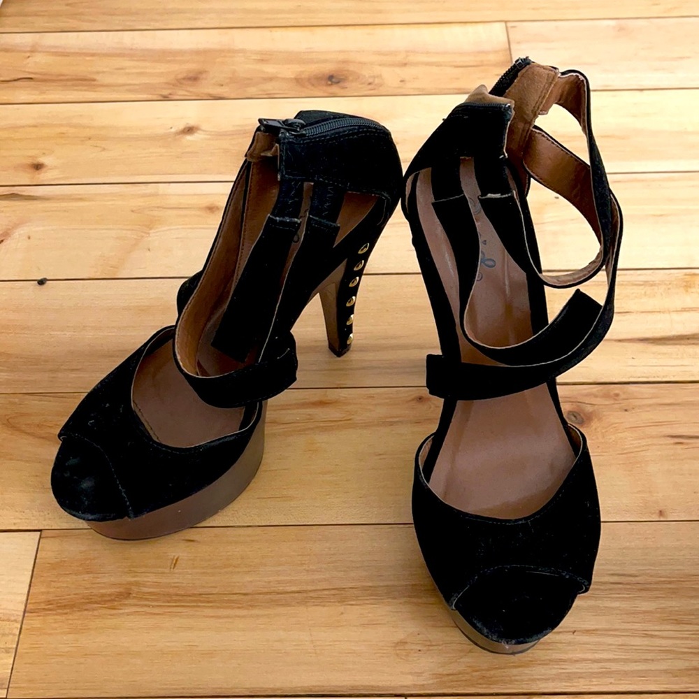 Black Qupid heels in size 6